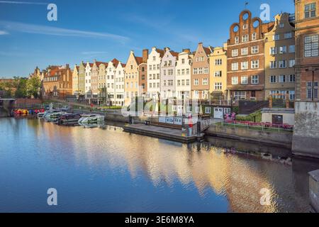 Danzig, Polen - 3. Mai 2025: Historisches Zentrum der Stadt mit dem Fluss Motlawa. Malerischer Blick auf den Fluss: Farbenfrohe Gebäude säumen das Wasser Stockfoto