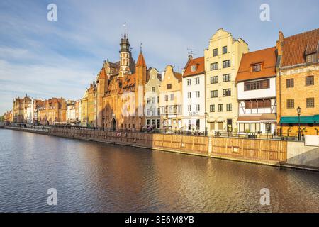 Danzig, Polen - 2. Mai 2025: Historisches Zentrum der Stadt mit dem Fluss Motlawa. Malerischer Blick auf historische Gebäude entlang des Ufers. Warmes Sonnenlicht Stockfoto
