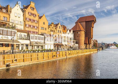 Danzig, Polen - 2. Mai 2025: Historisches Zentrum der Stadt mit mittelalterlichem Hafenkran über dem Fluss Motlawa. Riverfront Europäische Stadtlandschaft: Historisch Stockfoto