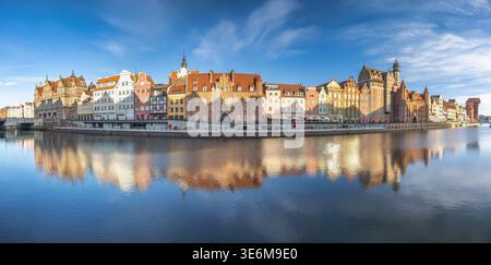 Danzig, Polen - 3. Mai 2025: Historisches Zentrum der Stadt mit dem Fluss Motlawa. Das Stadtbild spiegelt sich am Ufer wider und zeigt historische Architektur Stockfoto