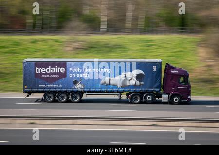 Duralay, Tredaire DAF XG HGV PK72 XBU, zieht einen Vorhangauflieger mit Astronaut-Lackierung, M65 Autobahn, Altham, Lancashire. England Stockfoto
