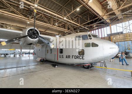 Ein Vintage-Transportflugzeug der US Air Force parkt in einem geräumigen Hangar in einem Luftfahrtmuseum, in dem Besucher den Silberrumpf und die PR Stockfoto