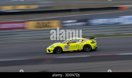 Porsche Cayman GT4 #945 von Renazzo Motorsport beim NLS-Langstreckenrennen auf der Nürburgring Nordschleife in dynamischer Action-Szene Stockfoto