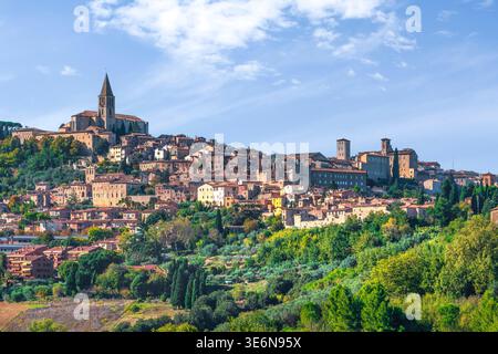 Panoramablick auf die mittelalterliche Bergstadt Todi mit der Kirche San Fortunato. Klassische italienische Landschaft im Herzen von Umbrien, Perugia, Italien Stockfoto