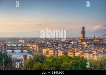 Panoramablick auf Florenz, Florenz, von der Piazzale Michelangelo bei Sonnenuntergang. Berühmte Wahrzeichen wie Ponte Vecchio, Palazzo Vecchio und Arno Riv Stockfoto