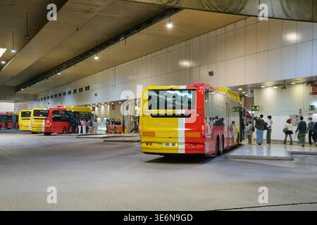 Mallorca. Spanien - 07. April 2026: Rote und gelbe TIB-Busse parken am Intermodal-Terminal Estacio in Palma. Die Passagiere laufen entlang Stockfoto