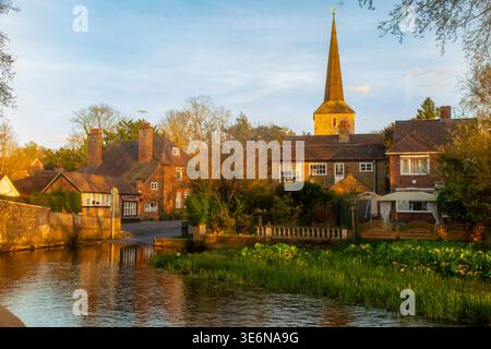 St. Martin's Church in Eynsford, Kent, mit dem Fluss Darent, der durch das Dorf fließt. Stockfoto