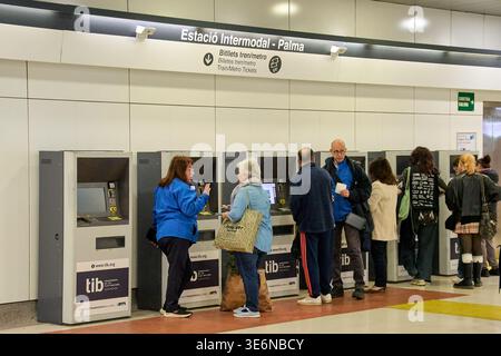 Mallorca. Spanien - 07. April 2026: Passagiere nutzen die TIB-Selbstbedienungsfahrkartenautomaten im Estacio Intermodal in Palma. Reisende kaufen Zug und U-Bahn Stockfoto