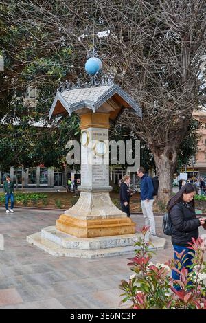 Mallorca. Spanien - 07. April 2026: Das HidroMetro-Denkmal in Palma de Mallorca an einem bewölkten Tag. Fußgänger gehen an der Steinkonstruktion vorbei Stockfoto