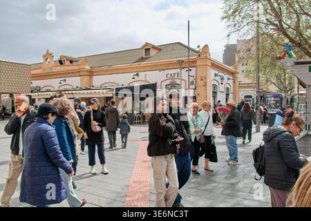 Mallorca. Spanien - 07. April 2026: Touristen und Einheimische spazieren durch die Plaza de Espana in der Nähe des Estacio Intermodal in Palma. Das Cafe de la Parada und Stockfoto