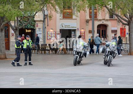Mallorca. Spanien - 07. April 2026: Polizeibeamte stehen in der Nähe ihrer Motorräder auf der Plaza de Espana, Palma Stockfoto