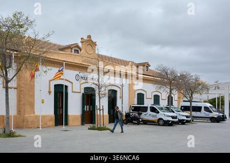 Mallorca. Spanien - 07. April 2026: Außenansicht der Policia-Niederlassung in Palma mit Renault und Mercedes-Lieferwagen unter bewölktem Himmel. Stockfoto