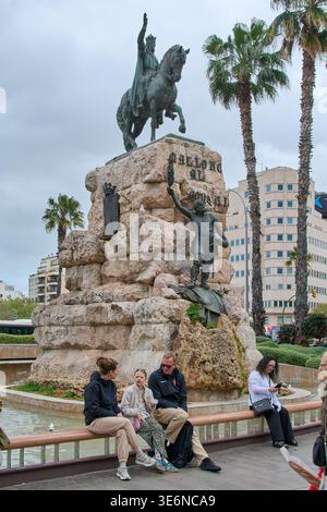 Mallorca. Spanien - 07. April 2026: Touristen sitzen am Brunnen am Denkmal A Jaume I auf der Plaza de Espana, Palma, der großen Bronze-Reiterstatue Stockfoto