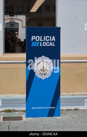 Mallorca. Spanien - 07. April 2026: Offizielles blaues Informationstotem für die Policia Local de Palma mit dem Gemeindeschild und dem Ajuntament de Palma Stockfoto