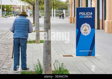 Mallorca. Spanien - 07. April 2026: Senioren gehen auf einem Fußgängerweg neben dem offiziellen Schild der örtlichen Polizei von Ajuntament de Palma. Stockfoto