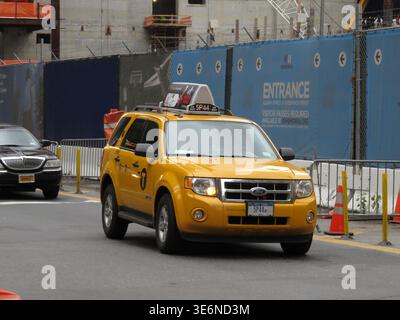 NEW YORK, USA-24. OKTOBER 2012 Gelbes Taxi-SUV durch Bauhorten, Fahrer wartet auf Beifahrer in der Nähe von orangefarbenem Kegel und Einstiegsschild, Blau Stockfoto