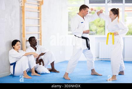 Erwachsene Männer und Erwachsene Frauen trainieren Judo-Techniken Stockfoto