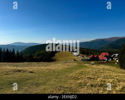 Abgelegene Bergsiedlung am Rande eines dichten Stockfoto