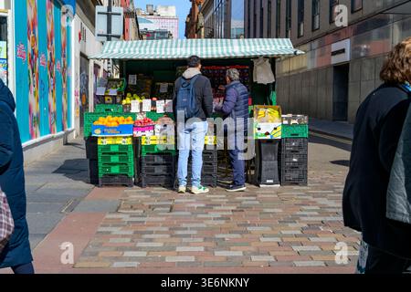 Ein unabhängiger Obst- und Gemüsestand in der Argyle Street, Glasgow, Schottland, Großbritannien Stockfoto