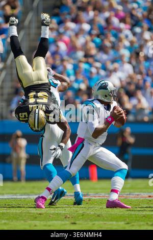 CHARLOTTE, NC - 09. OCT 2010: Saints Linebacker Jonathan Vilma wird umgedreht, während Panthers Quaterback, Cam Newton, als die Panthers Gastgeber der New Orleans Saints im Bank of America Stadium in Charlotte, NC, werden. Stockfoto