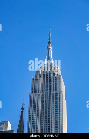 Empire State Building vor blauem Himmel, Manhattan, New York City, New York, USA Stockfoto
