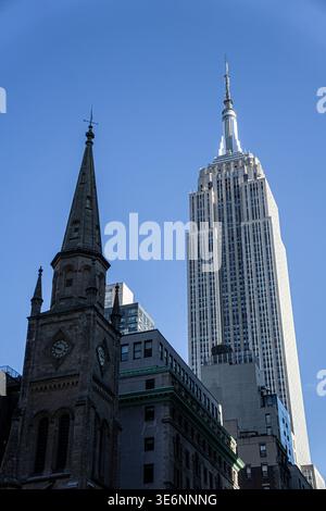 Empire State Building vor blauem Himmel, Manhattan, New York City, New York, USA Stockfoto