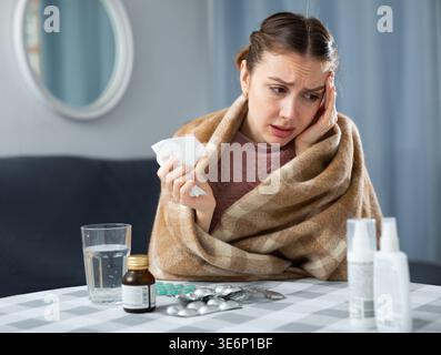 Kranke Frau, die zu Hause an Kopfschmerzen leidet Stockfoto