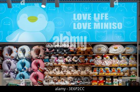 Moderne, stilvolle Designerwaren, Accessoires, Spielzeug in den Regalen des Geschäfts. Innenraum des Markenladens Miniso. Minsk, Weißrussland - 30. März 2026 Stockfoto