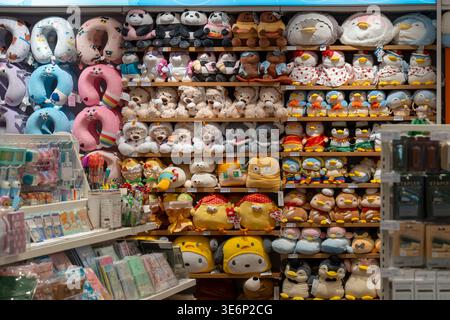 Moderne, stilvolle Designerwaren, Accessoires, Spielzeug in den Regalen des Geschäfts. Innenraum des Markenladens Miniso. Minsk, Weißrussland - 30. März 2026 Stockfoto