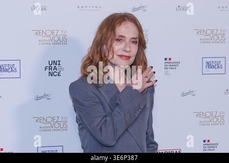 News - Photocall - Rendez-Vous Isabelle Huppert nimmt am Photocall zur Präsentation der 16. Ausgabe des französischen Filmfestivals Rendez-Vous am 07. April 2026 in der französischen Botschaft im Palazzo Farnese in Rom, Italien Rom Palazzo Farnese Italien Teil Copyright: XEmanuelaxVertollix/xLiveMediax LPN 2378743 Stockfoto