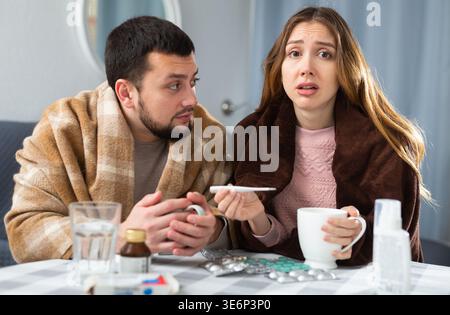 Krankes Paar, das zu Hause an Grippe leidet Stockfoto