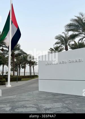 Schild Louvre Abu Dhabi mit VAE-Flagge auf Saadiyat Island in Abu Dhabi, Vereinigte Arabische Emirate. Stockfoto