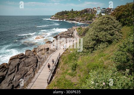Fußgänger auf der malerischen Promenade von Bondi to Coogee Coastal Walk vorbei an Tamaramas zerklüfteten Klippen und Meerblick in Sydney. Stockfoto