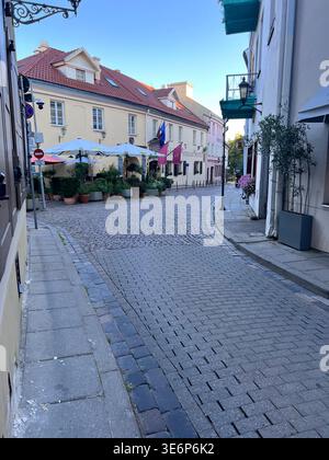 Ruhige Kopfsteinpflasterstraße gesäumt von historischen Gebäuden in der Altstadt von Vilnius, Vilnius, Litauen. Stockfoto