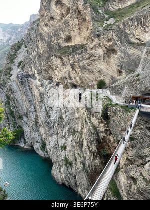 Hängebrücke und Klippensteg im Noho Cave Complex über dem Sulak Canyon in Dagestan, Russland. Stockfoto