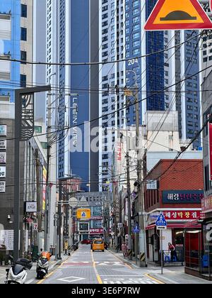 Schräge Stadtstraße mit Hochhäusern in Busan, Südkorea. Stockfoto