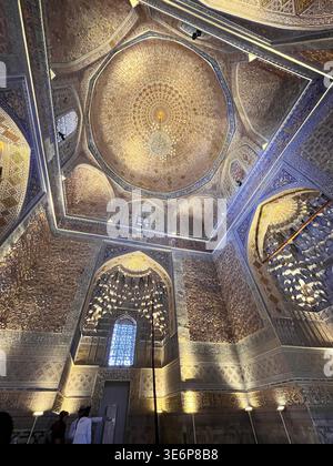 Verzierte, vergoldete Kuppel und verzierte Wände im Mausoleum Gur-e-Amir in Samarkand, Usbekistan. Stockfoto