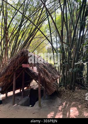 Ausstellung zum Tunneleingang in den Cu Chi Tunneln in der Nähe von Ho Chi Minh City, Vietnam. Stockfoto