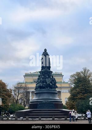 Denkmal für Katharina die große auf dem Ostrowski-Platz mit dem Alexandrinski-Theater dahinter in Sankt Petersburg, Russland. Stockfoto