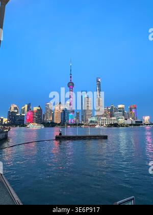 Blauer Blick auf die Skyline von Pudong über den Huangpu in Shanghai, China. Stockfoto