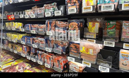 Toronto, ON, Kanada - 4. Februar 2026: In einem hell beleuchteten Supermarktgang werden Reihen mit Frühstückszerealien und Trockenwaren ausgestellt. Stockfoto
