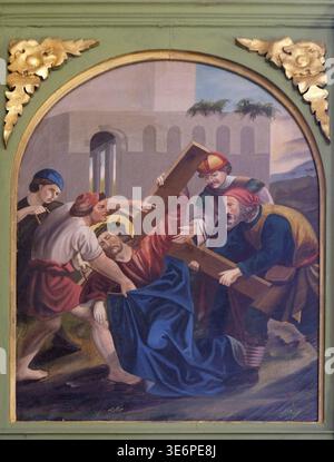 2 Stationen des Kreuzes, Jesus ist sein Kreuz, Kirche des Hl. Matthäus in Stitar, Kroatien Stockfoto