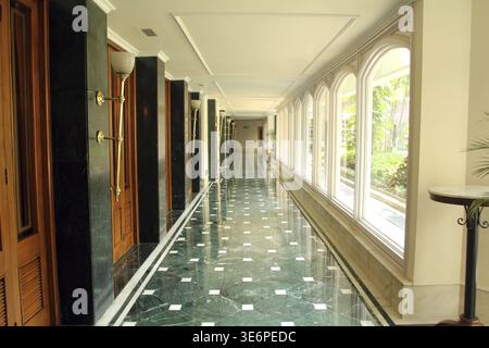 Das Oberoi Grand Hotel, das früher als das Grand Hotel bekannt war, liegt im Herzen von Kalkutta an der Jawaharlal Nehru Road Stockfoto
