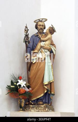 Hl. Josef mit Kind Jesus, Statue auf dem Altar in der St. Joseph Kirche in Vela Luka insel Korcula, Kroatien Stockfoto