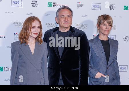 Rom, Italien. April 2026. Isabelle Huppert, Thierry Klifa und Marina Fois nehmen an der Fotokonferenz zur Präsentation der 16. Ausgabe des französischen Filmfestivals „Rendez-Vous“ teil. (Foto von Emanuela Vertolli/SOPA Images/SIPA USA) Credit: SIPA USA/Alamy Live News Stockfoto