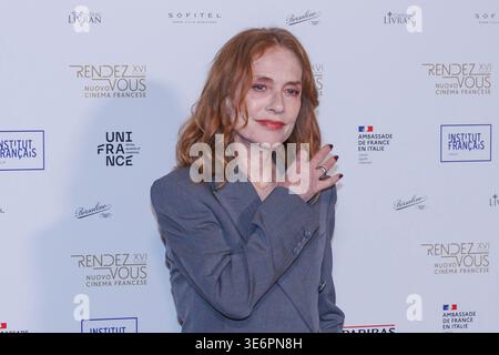 Rom, Italien. April 2026. Isabelle Huppert nimmt an der Fotokonferenz zur Präsentation der 16. Ausgabe des französischen Filmfestivals „Rendez-Vous“ Teil. Quelle: SOPA Images Limited/Alamy Live News Stockfoto