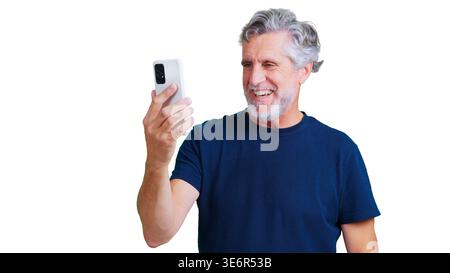 Senior Mann lächelt, hat Videoanrufe auf dem Smartphone Stockfoto
