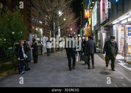 Fußgänger spazieren nachts auf einem Bürgersteig im Akihabara-Viertel von Tokio, Japan, mit beleuchteten Ladenfronten und Schildern entlang der Straße. Die Gegend ist bekannt für ihre Elektronikläden und das pulsierende Nachtleben. Akihabara, oft als Tokios Electric Town bezeichnet, ist ein großes Einkaufsviertel, das für Elektronik, Anime, Manga und Gaming-Kultur bekannt ist. Helle Schilder, Spezialitätenläden und Themencafés machen es zu einem Treffpunkt für Technikbegeisterte und Fans der japanischen Popkultur. (Foto: Shawn Goldberg / SOPA Images/SIPA USA) Stockfoto