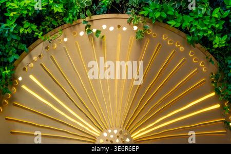 Eine dekorative Fächerwand-Skulptur, oft im Art déco-Design, gefertigt aus Messing, einem halbrunden, strahlenden Design mit poliertem Messing Stockfoto