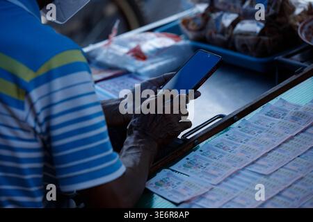 Männliche Hände mit Smartphone, in den mobilen Bildschirm eingesogen, fokussierter Smartphone-Benutzer, Nahaufnahme. Stockfoto